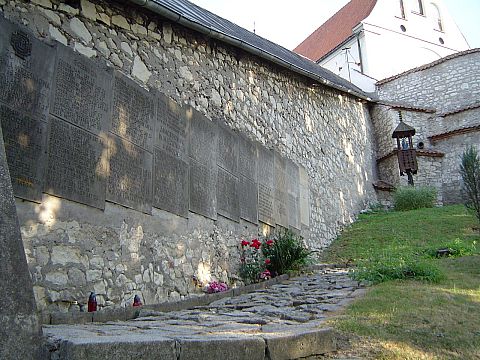 Kazimierz Dolny - tablice upamiętniające poległych i pomordowanych