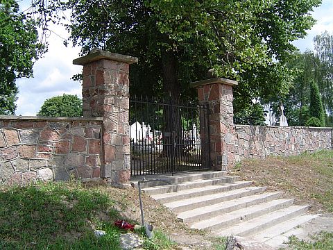 Grabowiec - wej�cie na cmentarz