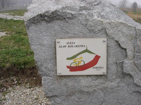 Sob�tka - aleja s�aw kolarstwa s045 - PTTK Strzelin