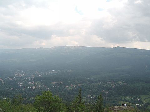 Wysoki Kamie� - widok na Karkonosze
