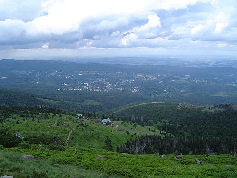 Schronisko 'Pod �abskim Szczytem' na tle Szklarskiej Por�by