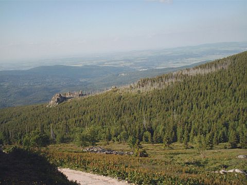 Widok spod schroniska na Bor�wczane Ska�y