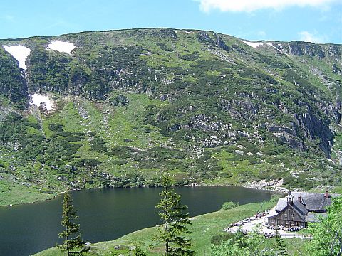 Kocio� Ma�ego Stawu ze schroniskiem 'Samotnia'