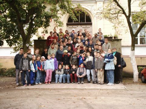 XVI Rajd Wzg�rz Strzeli�skich - przed pa�acem w Wawrzyszowie s039 - PTTK Strzelin