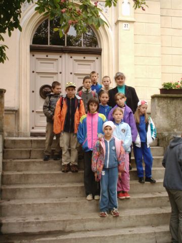 XVI Rajd Wzg�rz Strzeli�skich - przed pa�acem w Wawrzyszowie s040 - PTTK Strzelin