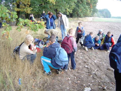 XVII Rajd Wzg�rz Strzeli�skich - odpoczynek nad Krzywin� s013 - PTTK Strzelin