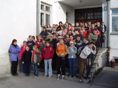 XVII Rajd Wzg�rz Strzeli�skich - przed szko�� w Bia�ym Ko�ciele s050 - PTTK Strzelin