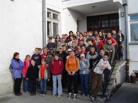 XVII Rajd Wzg�rz Strzeli�skich - przed szko�� w Bia�ym Ko�ciele s051 - PTTK Strzelin