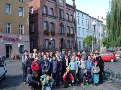 XVIII Rajd Wzg�rz Strzeli�skich - przed ratuszem w Niemczy s024 - PTTK Strzelin