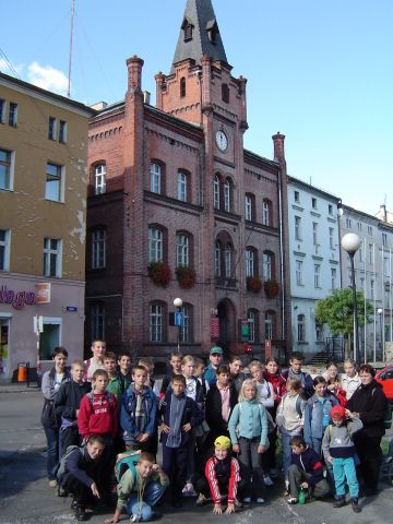 XVIII Rajd Wzg�rz Strzeli�skich - przed ratuszem w Niemczy s025 - PTTK Strzelin