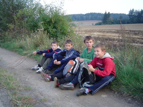 XVIII Rajd Wzg�rz Strzeli�skich - odpoczynek nad B�otnic� s044 - PTTK Strzelin