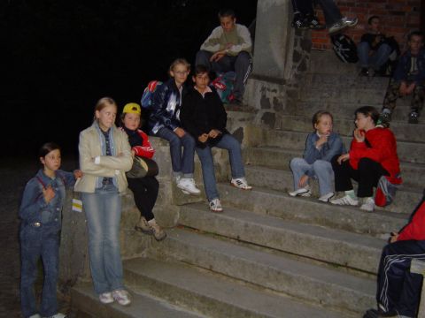 XVIII Rajd Wzg�rz Strzeli�skich - na schodach ko�cio�a w �elowicach s045 - PTTK Strzelin