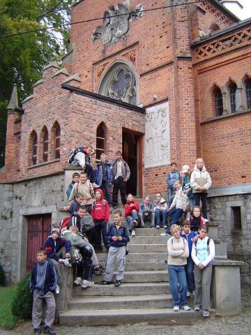 XVIII Rajd Wzg�rz Strzeli�skich - na schodach ko�cio�a w �elowicach s050 - PTTK Strzelin