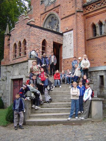 XVIII Rajd Wzg�rz Strzeli�skich - na schodach ko�cio�a w �elowicach s051 - PTTK Strzelin