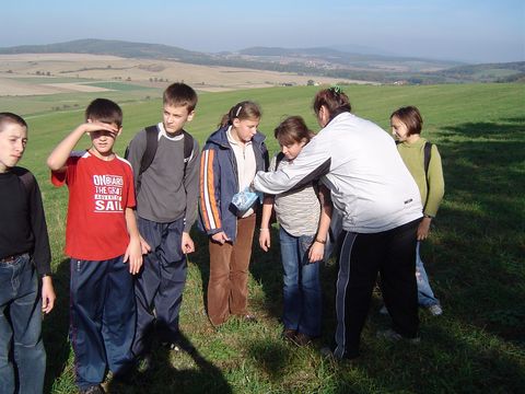 XXI Rajd Wzg�rz Strzeli�skich - wr�czenie odznak rajdowych s025 - PTTK Strzelin