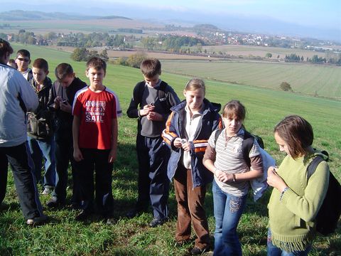 XXI Rajd Wzg�rz Strzeli�skich - wr�czenie odznak rajdowych s026 - PTTK Strzelin