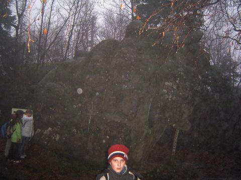 Szczeliniec Wielki - s�o� z dziur� szcz�cia