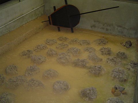 Muzeum Hutnictwa - kloce �u�lu po dymarkach le��ce ok. 2000 lat