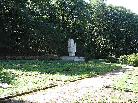 �wi�ty Krzy� - cmentarz je�c�w radzieckich