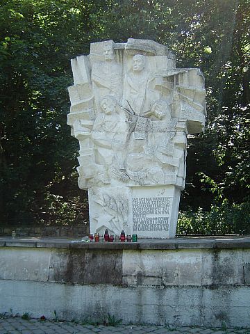 �wi�ty Krzy� - cmentarz je�c�w radzieckich