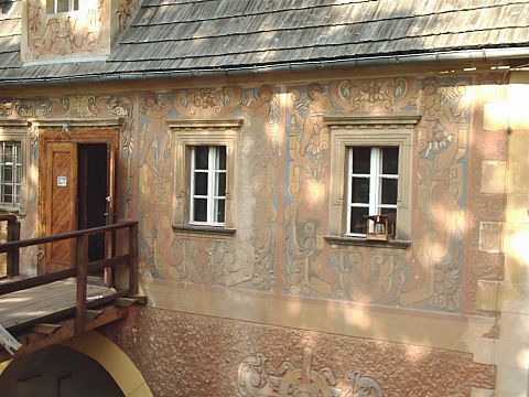 Zamek Grodno - sgraffita na budynku bramnym - 4 anio�y