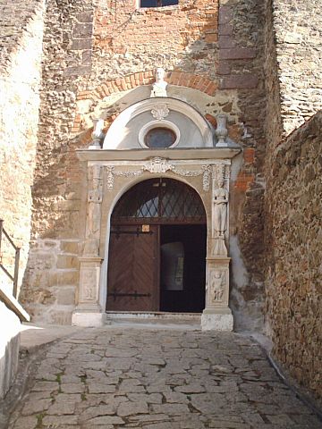 Zag�rze �l�skie - zamek Grodno - budynek bramny do zamku g�rnego