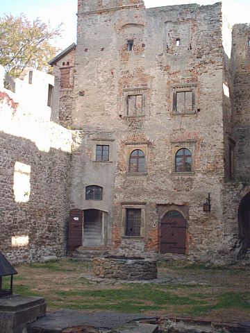 Zamek Grodno - dziedziniec na zamku g�rnym ze studni�